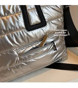 Détail du sac matelassé argenté avec poche zippée avant rangeant un rouge à lèvres