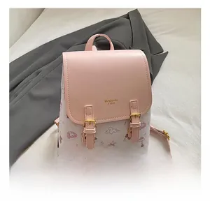 Details der rosa Lederklappe und des floralen Cartoon-Drucks auf dem Damenrucksack