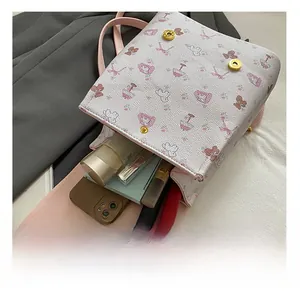 Innenansicht des rosa-weißen Mini-Rucksacks mit Platz für Handy und Kosmetikartikel