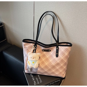 Détail du sac cabas à carreaux rose et blanc avec un joli pendentif ours en peluche blanc
