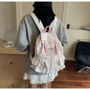 Detailansicht des weißen gepunkteten Rucksacks mit rosa Lederbesatz und Rüschendesign