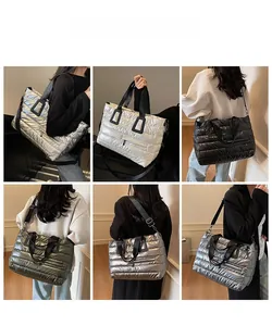 Sac fourre-tout matelassé en argent et noir porté par un mannequin au quotidien
