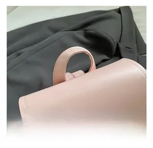 Detail des komfortablen rosa Kunstledergriffs mit präzisen Nähten am Rucksack