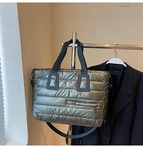 Sac cabas matelassé vert olive métallisé avec larges bretelles noires et poche zippée cachée