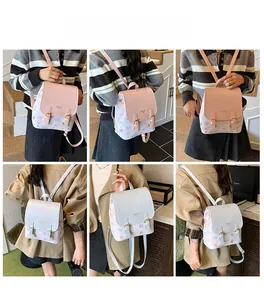 Detailansichten von rosa und blauem Rucksack mit Cartoon-Drucken an einem Modell gezeigt