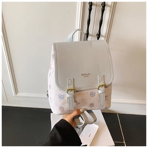 Nahaufnahme eines Vintage-Rucksacks mit Bärenprint und grauer Klappe aus Kunstleder