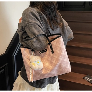 Détail du sac cabas écossais avec une jolie breloque ours en peluche blanc sur la poignée