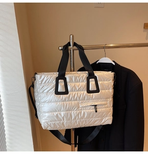 Détail du sac cabas matelassé argenté montrant la texture en nylon métallisé