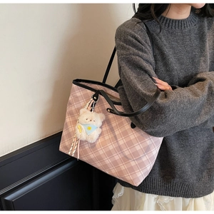 Détail du sac cabas à carreaux roses et blancs avec pendentif ours en peluche et anses noires