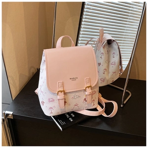 Detailansicht des rosa-weißen Mini-Rucksacks mit niedlichen Cartoons und Schnallen