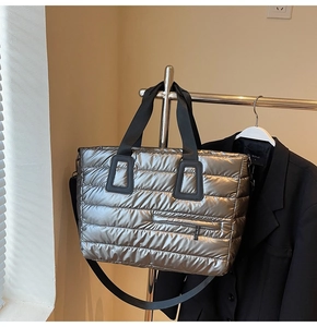 Détail du sac cabas rembourré argenté métallisé avec texture matelassée et fermeture