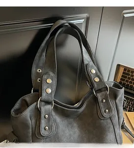Détail du grand sac cabas gris foncé avec rivets argentés et poignées robustes