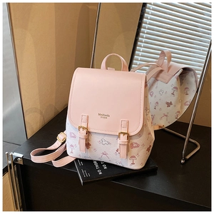 Detail des rosa Klappendesigns und Vintage-Print-Rucksacks im Spiegelreflexions-Stil