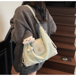 Détail du sac vert menthe avec rabat strass étoile et pendentif nuage en peluche
