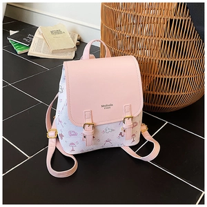 Nahaufnahme des rosa-weißen Rucksacks mit Tiermuster und goldenen Metallschnallen