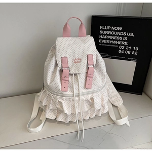Detailansicht eines weißen gepunkteten Canvas-Rucksacks mit Rüschen und Hello-Stickerei