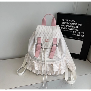 Detail eines rosa gepunkteten Canvas-Rucksacks mit Rüschenbesatz und Tempo Hello Stickerei
