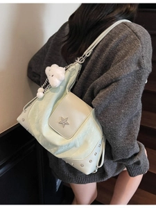 Sac fourre-tout plissé vert menthe avec boucle étoile et breloque nuage à l'épaule