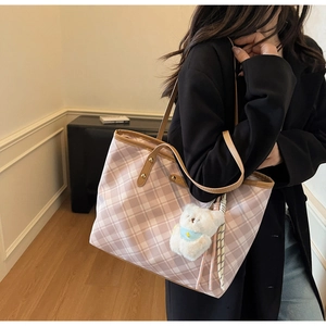 Détail du sac cabas à carreaux roses avec bandoulière en cuir et peluche d'ours blanc