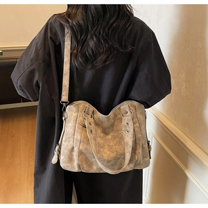 Gros plan d'un grand sac cabas kaki rétro avec texture marbrée et bandoulière réglable