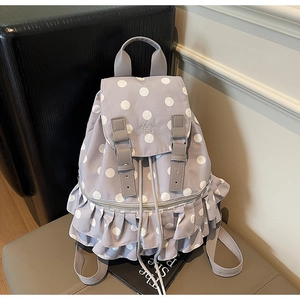 Detail des fliederfarbenen Polka-Dot-Rucksacks mit Rüschen und GOOD Hello Stickerei