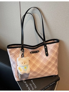 Sac Fourre-Tout en Similicuir PU à Carreaux pour Femmes Avec Pendentif Ourson Grande Capacité Sac à Épaule Chic pour Navettage