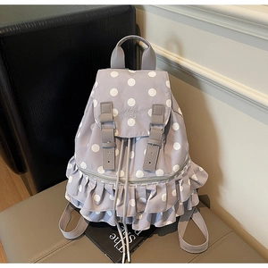 Detail des hellvioletten gepunkteten Rucksacks mit Rüschenbesatz und Leder-Schnallenriemen