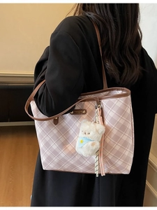 Sac cabas à carreaux rose et beige avec garniture en cuir brun et breloque ours