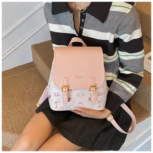 Detailansicht der rosa Lederklappe und des Cartoon-Prints am modischen Rucksack