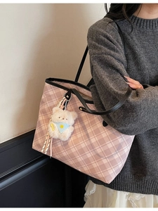 Sac fourre-tout à carreaux roses avec bretelles noires et charmant ours en peluche