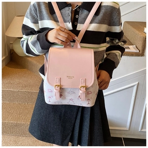 Lifestyle-Foto des rosa-weißen Rucksacks mit Cartoon-Print getragen am Treppenhaus