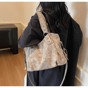 Gros plan détaillé d'un grand sac cabas rétro avec texture usée et rivets métalliques