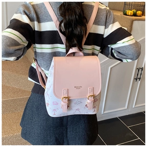 Detailansicht eines rosa-weißen Mini-Rucksacks mit Blumendruck und goldenen Schnallen