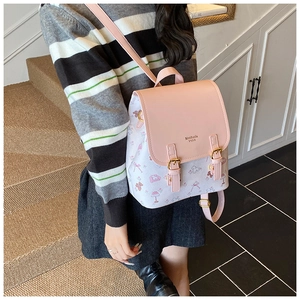 Detailansicht der rosa Lederklappe und der Cartoon-Print-Details auf dem Rucksack