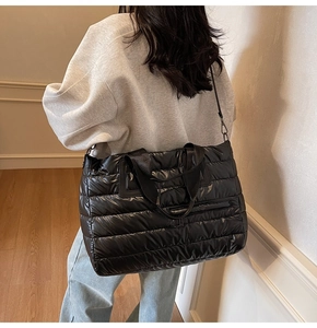 Vue arrière d'un mannequin portant un grand sac cabas matelassé noir en tissu souple