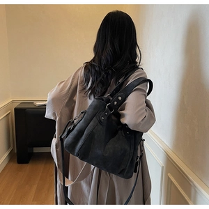 Grand sac cabas noir vintage au fini mat avec détails cloutés et bandoulière réglable