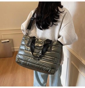 Sac fourre-tout matelassé vert olive avec larges bretelles noires porté à l'épaule
