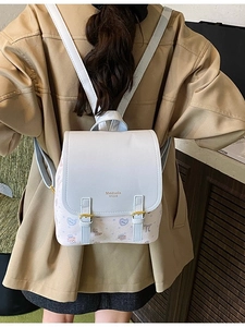 Mini-Rucksack in Blau mit Vintage-Bärenprint aus der Rückansicht am Model getragen