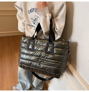 Détail du sac fourre-tout matelassé gris métallisé avec fermeture éclair et anses