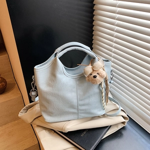 Borsa Tote in Pelle PU con Motivo Coccodrillo di Moda Grande Capacità Borsa a Tracolla da Donna Con Pendaglio Orsetto Borsa a Secchiello Urbana Casual