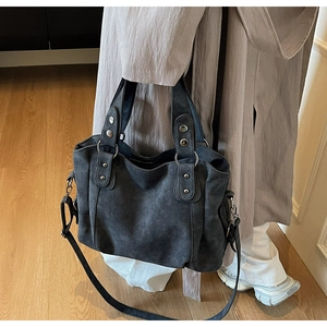 Vue détaillée du grand sac cabas gris foncé mat avec rivets métalliques et texture souple