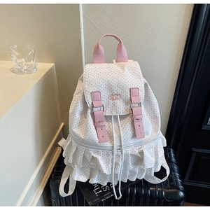 Nahaufnahme von Rüschensaum und rosa Punkten auf dem Canvas-Rucksack mit Lederschnalle