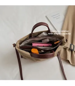 Vue détaillée du compartiment intérieur d'un sac fourre-tout beige avec rangement