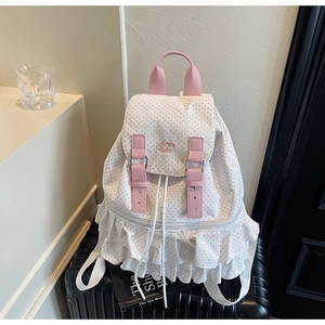 Detailansicht von rosa Punkten, Volantsaum und Stickerei auf dem lässigen Damenrucksack