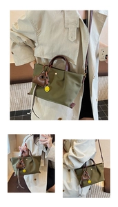 Détail du sac hobo en toile vert olive avec bordure cuir et charms à la mode