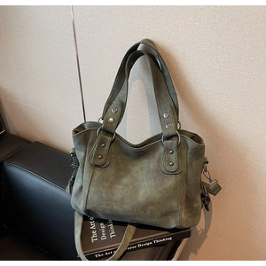 Détails de ce sac cabas rétro vert foncé avec texture mate et accents de rivets