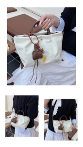 Détails du sac plissé beige avec bandoulière en cuir marron et pendentif cœur