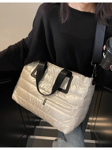 Sac cabas matelassé doré champagne à grande capacité avec bandoulière amovible sur modèle