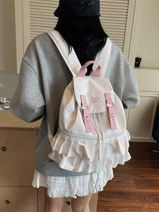 Süßer weißer Polka-Dot-Rucksack mit Rüschenrand und rosa Trägern für schicken Sommerurlaub