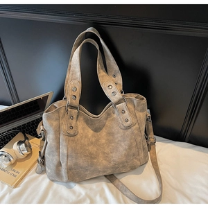 Détail du grand sac cabas vintage gris avec rivets et bandoulière réglable